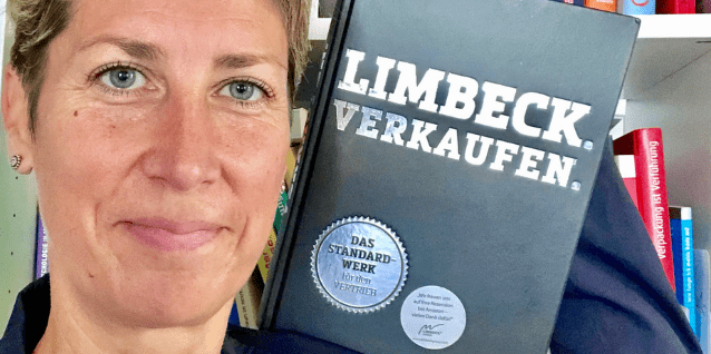 Charlotte Hager mit Buch von Martin Limbeck